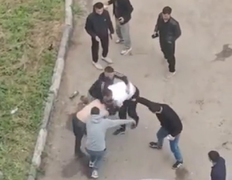 Посетители кафе не дают спать жильцам многоэтажки в Энгельсе