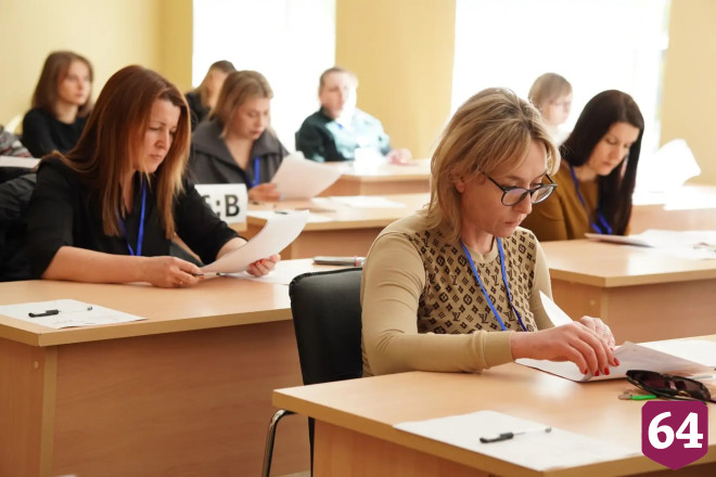 В Саратове родители выпускников сдали ЕГЭ по русскому языку 