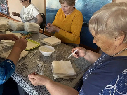 Саратовские женщины изготовили более 500 наборов сухого душа для защитников