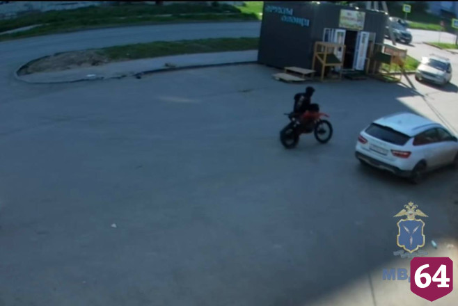 Кража мотоцикла из подземного паркинга в Саратове попала на видео