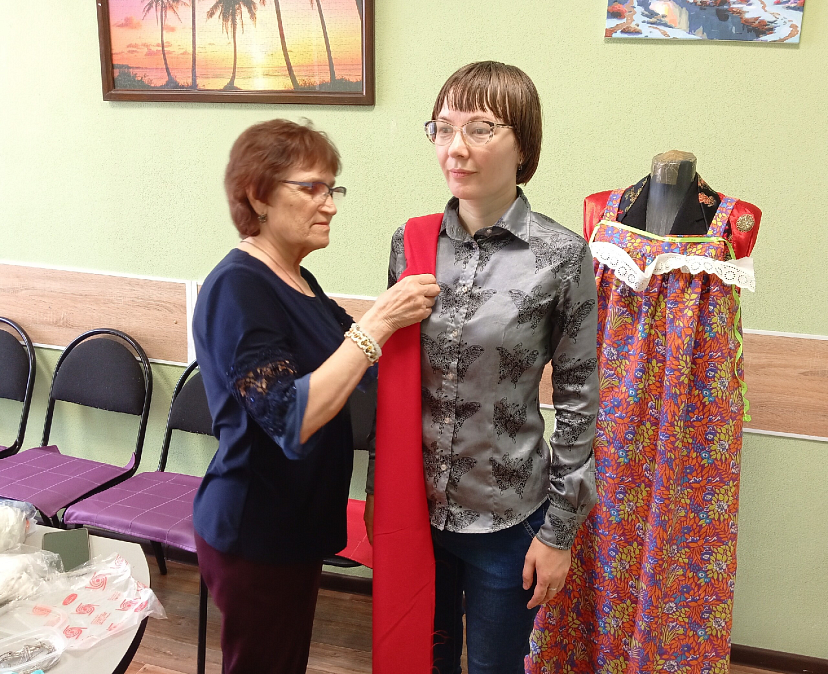 В Саратове мать участника СВО шьет народные костюмы для артистов