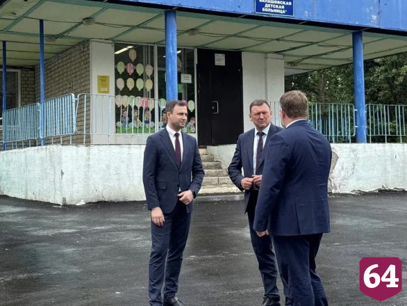Зампред высоко оценил благоустройство территории больницы 